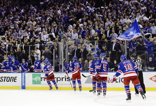 No mic? No problem: Oilers fans sing American, Canadian national anthems