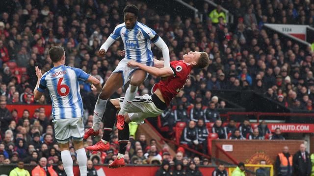 McTominay bulldozed by Kongolo in the box... and the ref gives a drop ball