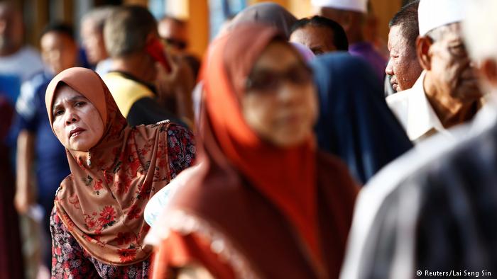 Malaysians vote for new parliament