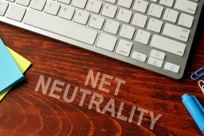 Murkowski joins Democrats in vote to overturn net neutrality ruling