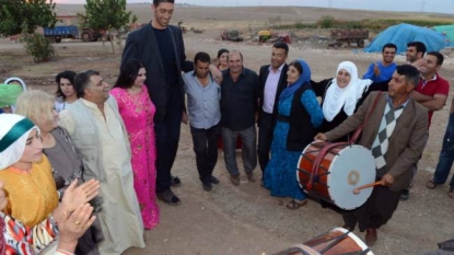 World’s tallest man finally got his bride