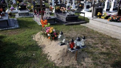 Man returned home and saw his parents on his grave