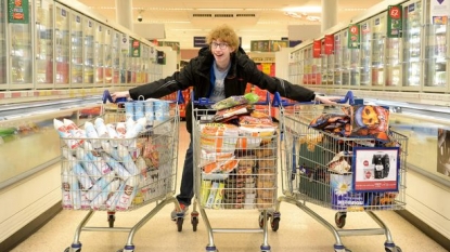 Boy got coupon for shopping, paid 4 pence for £600 shopping, distributed all bought goods to poor’s