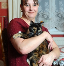 Cat saved her owner by biting from arson attack