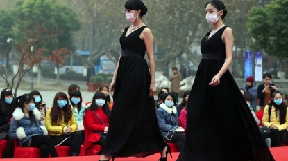 Chinese models forced to use facemask due to severe air pollution