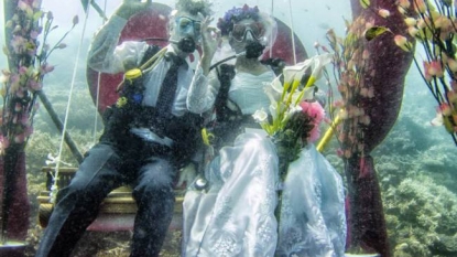 Exchanging vows under the sea