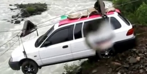 Watch how to cross a river with your car when there is no bridge