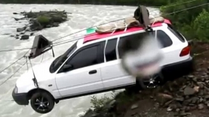 Watch how to cross a river with your car when there is no bridge