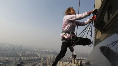 Watch the Spiderman in real who can climb on buildings