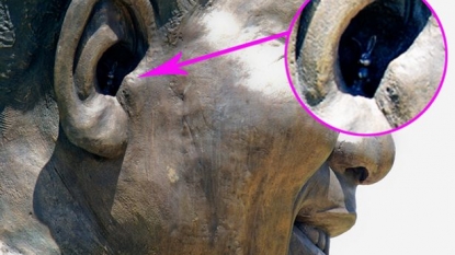 Government ordered to artists to remove the rabbit from the ear of Nelson Mandela’s giant statue