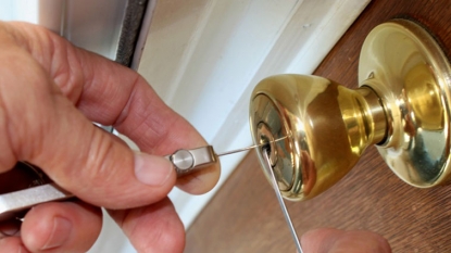 Locksmith opens the door for the burglar unknowingly