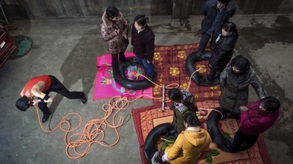 A Chinese man inflate the tires using his nose