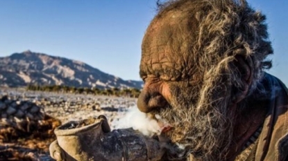 Old man hasn’t washed himself for sixty years, believes that cleaning make him SICK