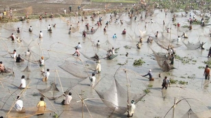 Thousands of villagers took part in ‘community fishing’ session