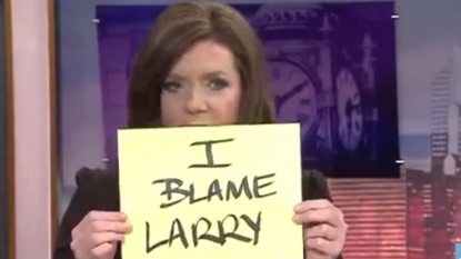 News anchors uses funny notes after their audio system fails