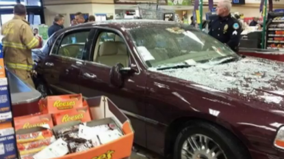 Woman smashed her car with the shop just because she didn’t like the shop