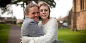 Facebook reunites a mother and her daughter after 20 years