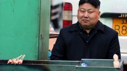 Kebab seller who looks like a famous leader, using his looks to sell kebab