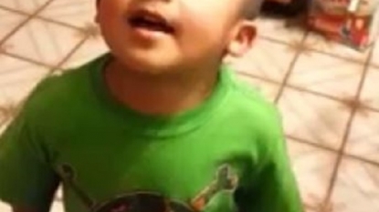 This is a cupcake debate, Boy explains in hilarious way why he eaten cakes