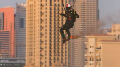 Man sets a world recording by flying with the smallest ever used successfully parachute