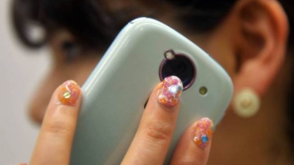 The ‘custom nails’ that lights-up when you hold your mobile