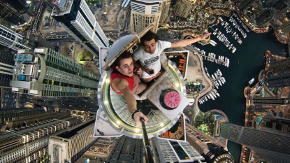 19 year old Russian took amazing photos of himself on top of a Dubai skyscraper