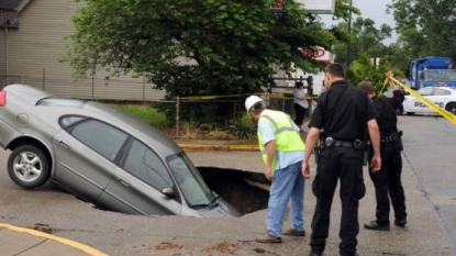 Car collapsed in sinkhole with four passenger