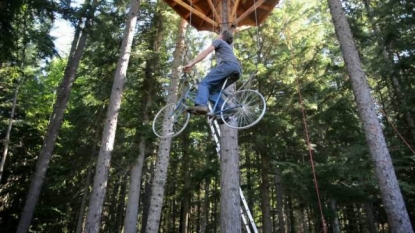 Genius man created an amazing bike elevator to reach his 30 feet high tree house