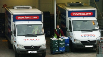 Man called to emergency service after seeing a delivery van in his locality