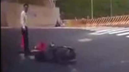 Man fallen in a manhole after he tried to overtake a car