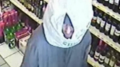 Thief attacked on store by covering his face with a plastic bag