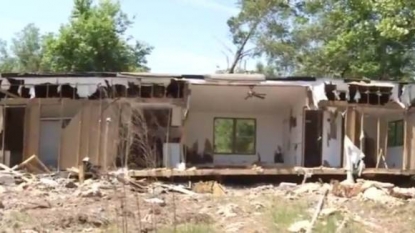 Woman demolished the neighbor’s house using a bulldozer