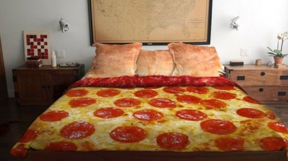 Artist created amazing pizza bed that will leave you watery mouth in night