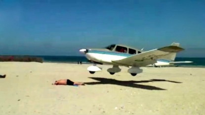 Pilot landed accidentally this plane in the back of sunbather