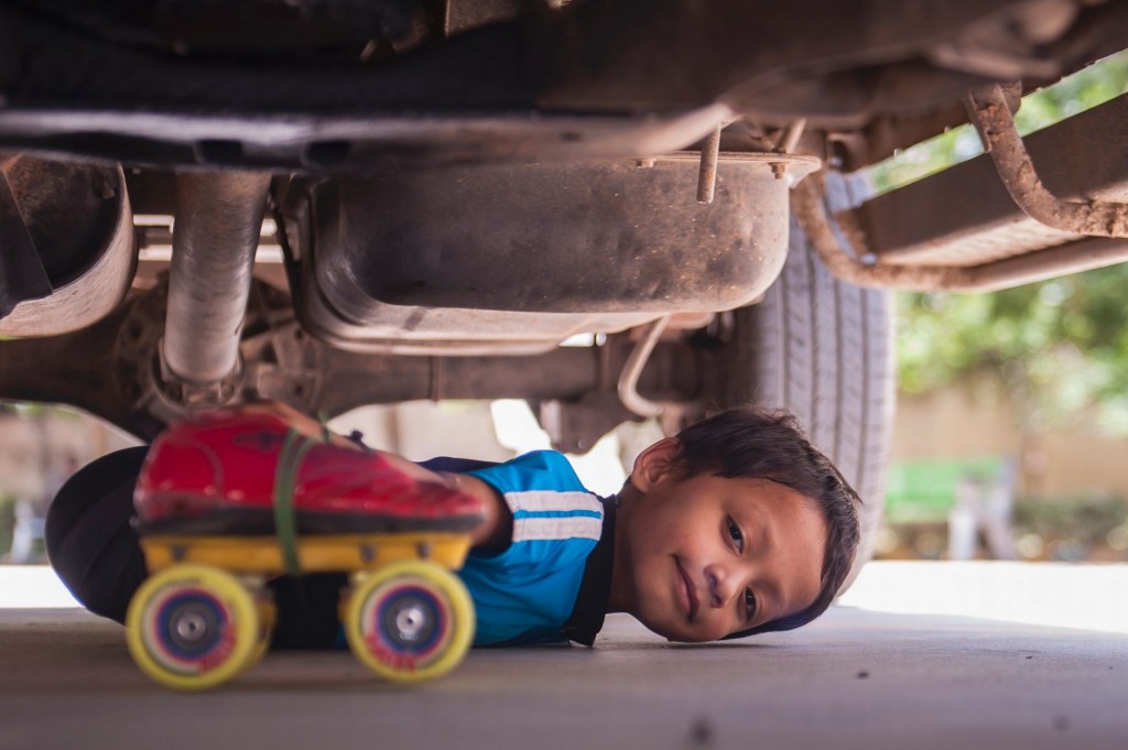 Daredevil six year old kid has taken limbo-skating at new level by travelling underneath 39 cars