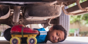 Daredevil six year old kid has taken limbo-skating at new level by travelling underneath 39 cars