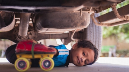 Daredevil six year old kid has taken limbo-skating at new level by travelling underneath 39 cars