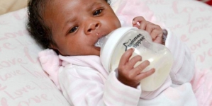 Doctors were shocked after seeing a three day newborn holding the milk bottle by own