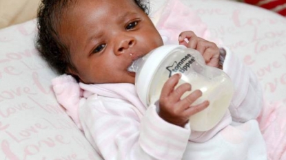 Doctors were shocked after seeing a three day newborn holding the milk bottle by own