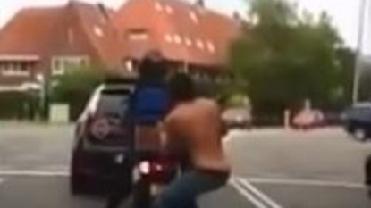 Shirtless thief caught on camera stealing pizza from a delivery boy at traffic lights