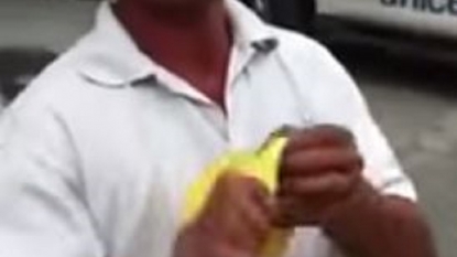 Amazing way to peel off the pineapple – shown by the fruit seller