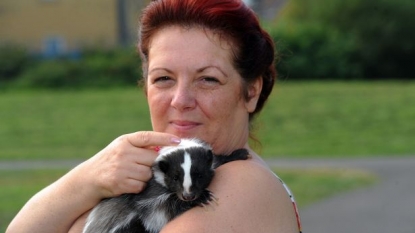 A woman who kept a skunk (polecats) as her pet