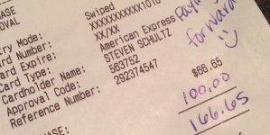 Couple gave $100 tip to waiter even after getting a terrible service from restaurant