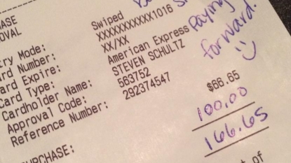 Couple gave $100 tip to waiter even after getting a terrible service from restaurant