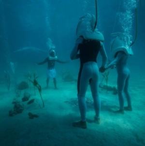 It’s called underwater marriage – couple tied knot inside the sea water