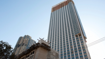 Man got killed by the tape measure which was fallen from the 50th floor