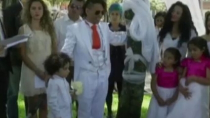 Man marries tree again to raise awareness on environment issues