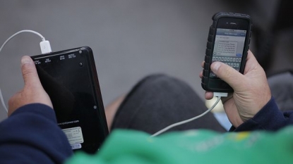 Scientists says that mobile phone can be charged using bacteria from human feces