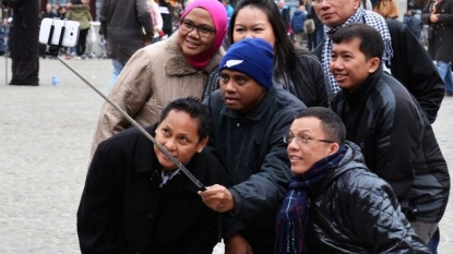 South Korean officials are arresting the retailers who sells ‘selfie stick’