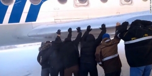 Passengers had to push their plane as the landing gear got frozen due to temperature